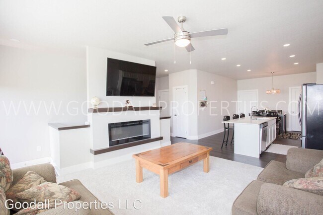 Building Photo - 3 br, 2.5 bath House - 4658 172nd St