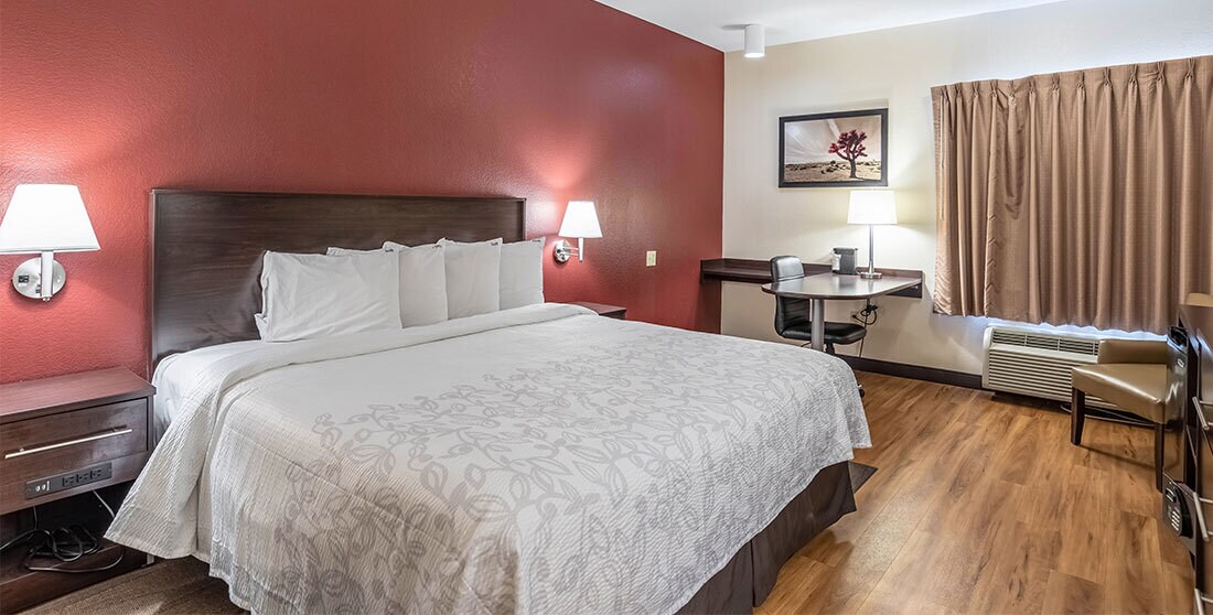 King Bedroom - 1011 E Houston St