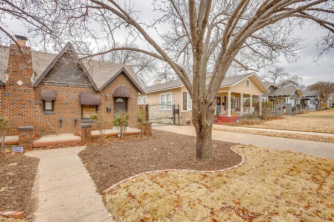 Building Photo - Cute Arlington Heights Bungalow