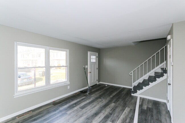 Building Photo - 511 Jamestown Ct