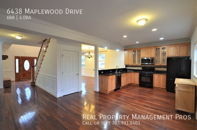 Building Photo - Stunning Sun-Drenched Home, Convenient Fal...