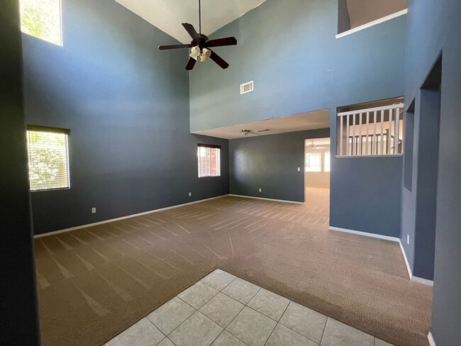 Building Photo - 5 Bedroom 3 Bath Single Family Home In Des...