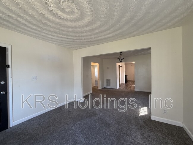 Foto del edificio - 933 Wolcott Ave