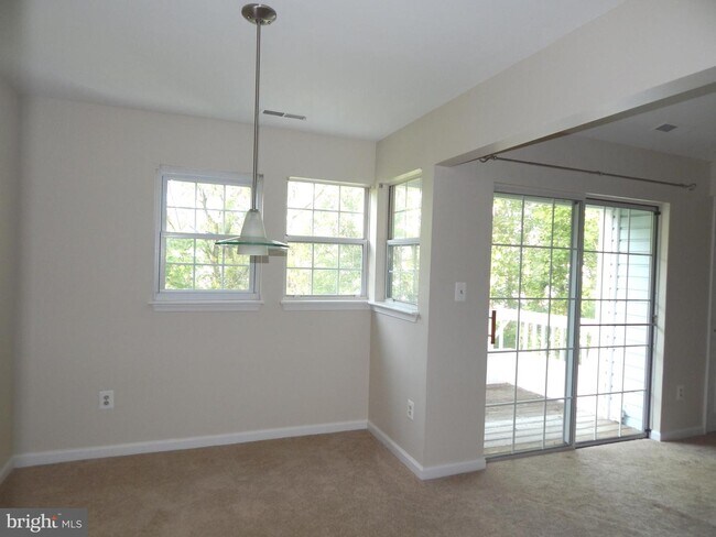 Foto del edificio - 8355 Montgomery Run Rd