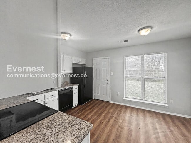 Building Photo - 3400 Laurelwood Dr