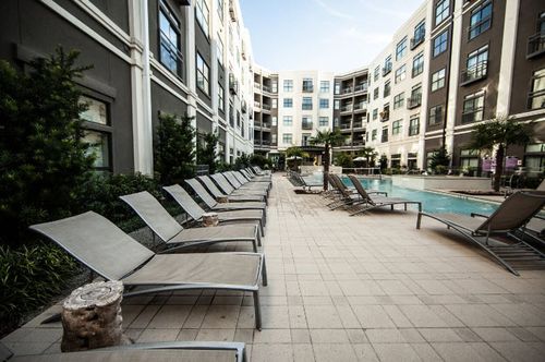 Foto del edificio - 2123 Cedar Springs Rd