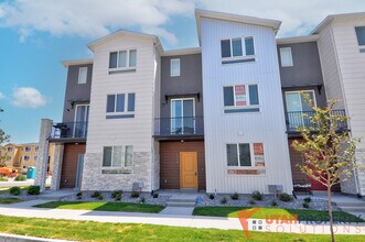 Building Photo - 1006 W 430 S