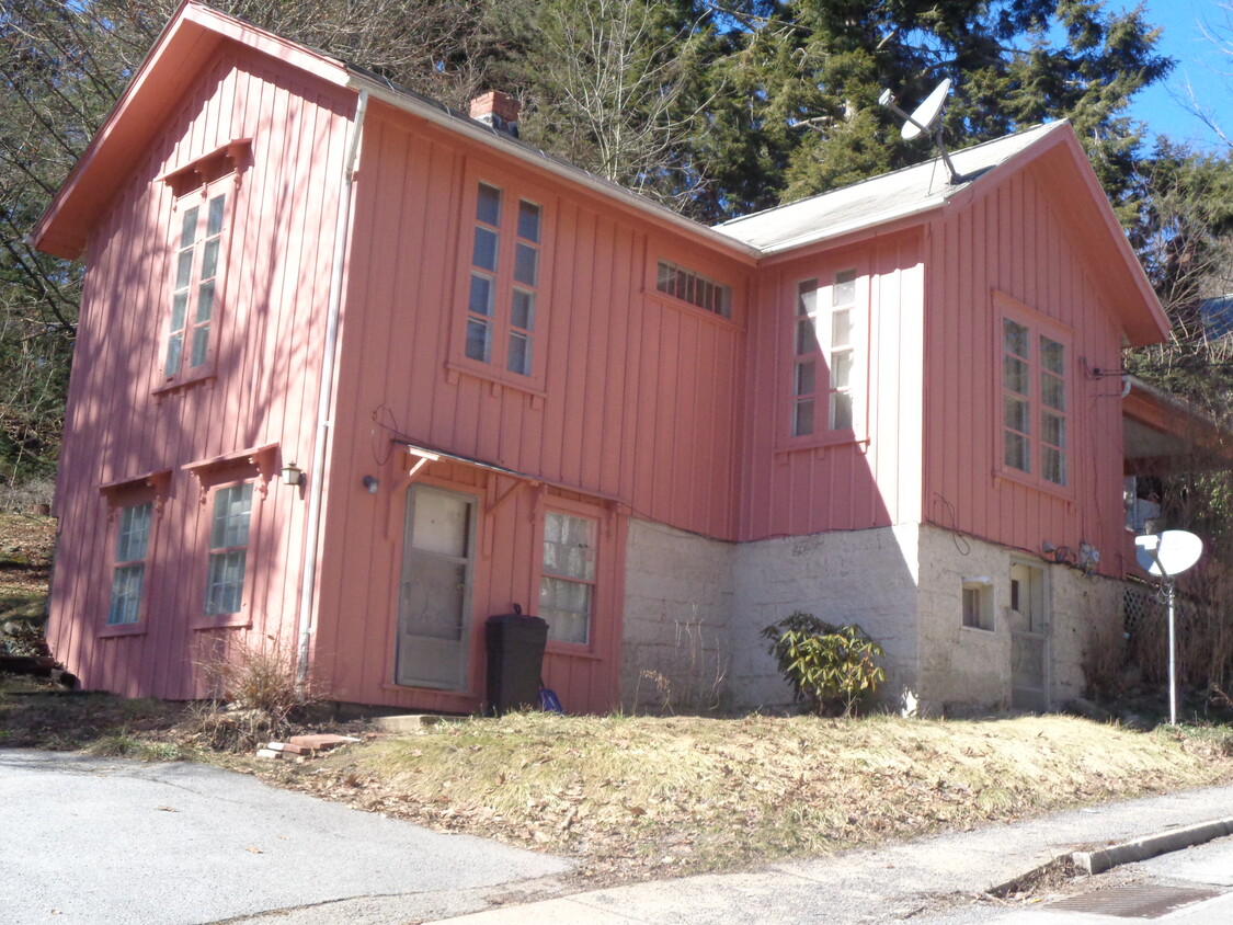 Primary Photo - 165 Valley St