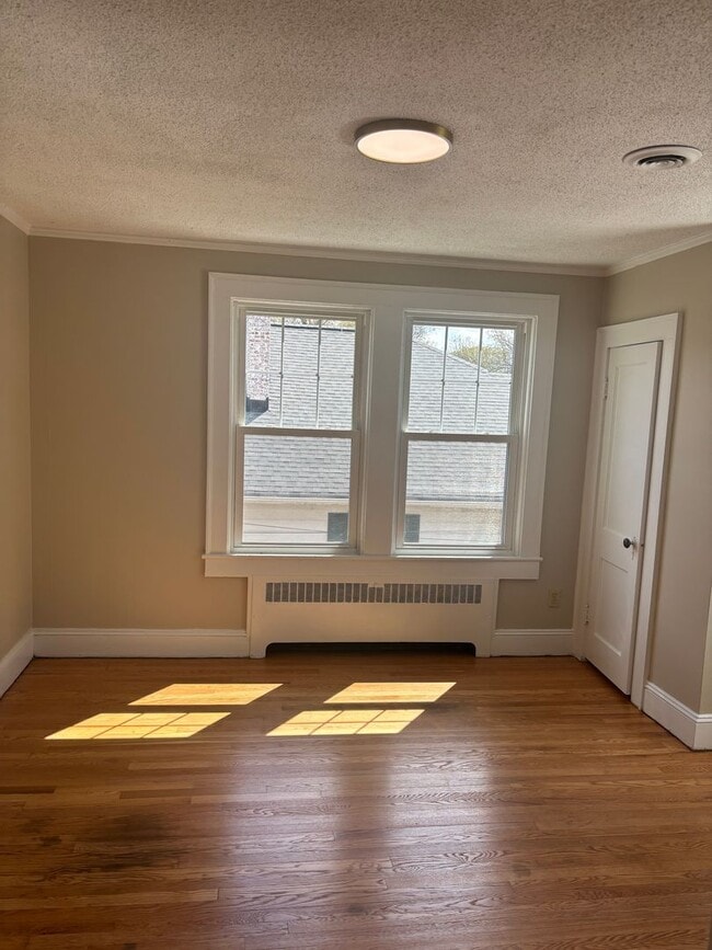 Foto del edificio - 1 Bedroom 1 Bathroom, Quadruplex, Gas Heat,Window units for AC, Water Included in the rent.