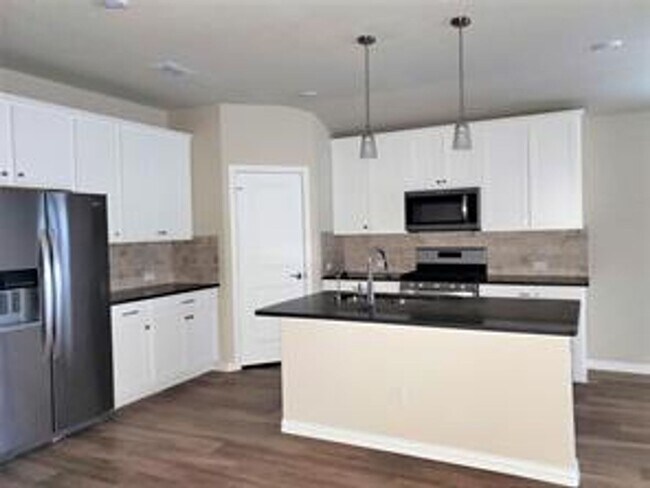 Building Photo - 3 Bedroom with Flex Space Available NOW!