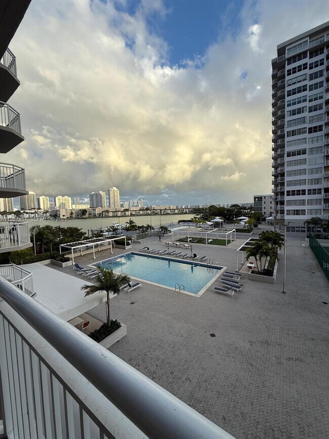 Building Photo - 18061 Biscayne Blvd