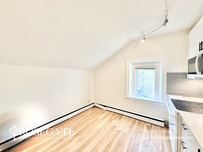 Building Photo - Spacious 1-Bedroom Upper Apartment with Parking – Utilities Included – Cambridge