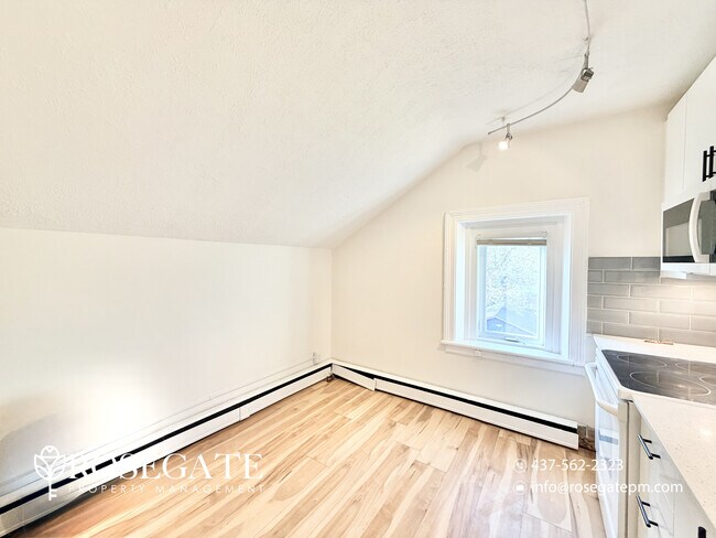 Photo du bâtiment - Spacious 1-Bedroom Upper Apartment with Parking – Utilities Included – Cambridge