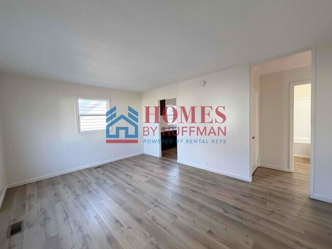 Foto del edificio - Three Bedroom House | Move in Ready