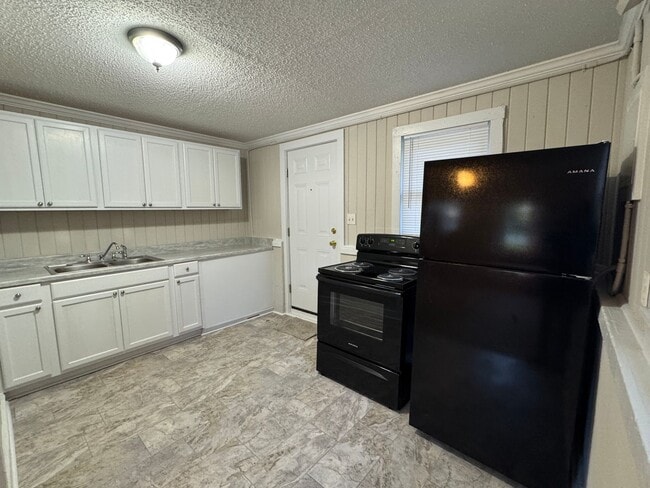 Building Photo - AVAILABLE TO SHOW!