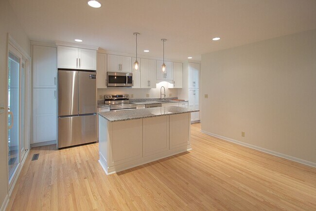 Building Photo - Beautiful 4 Bedroom House | 126th & Center