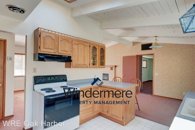 Building Photo - 3 br, 1.5 bath House - 930 Burroughs Ave