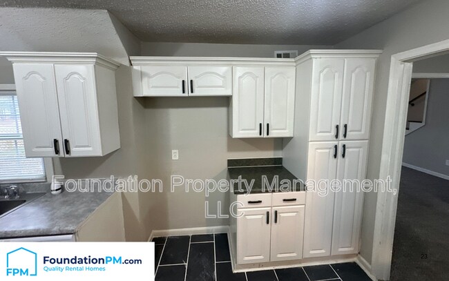 Building Photo - 984 E Raines Rd