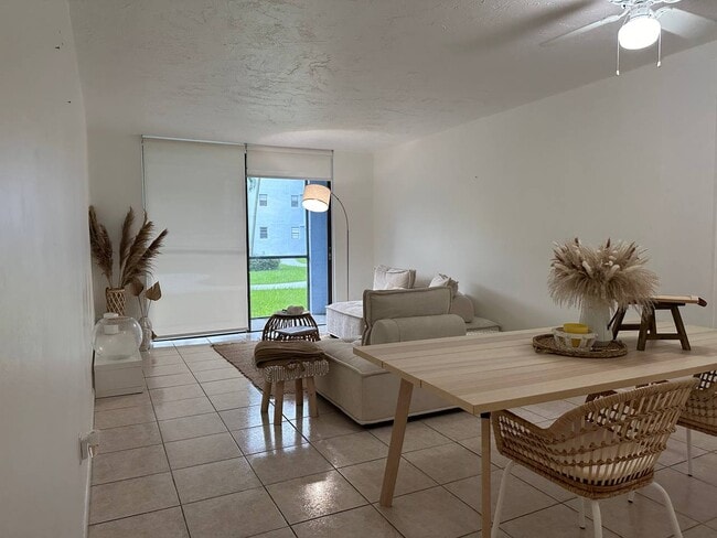 Building Photo - 9440 Fontainebleau Blvd