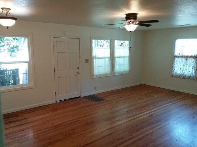 Foto del edificio - 3 Bedroom Redding Home with a Large Back Yard