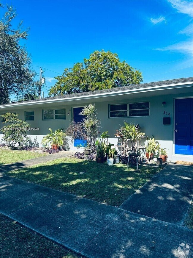 Building Photo - 209 SW 1st Ct
