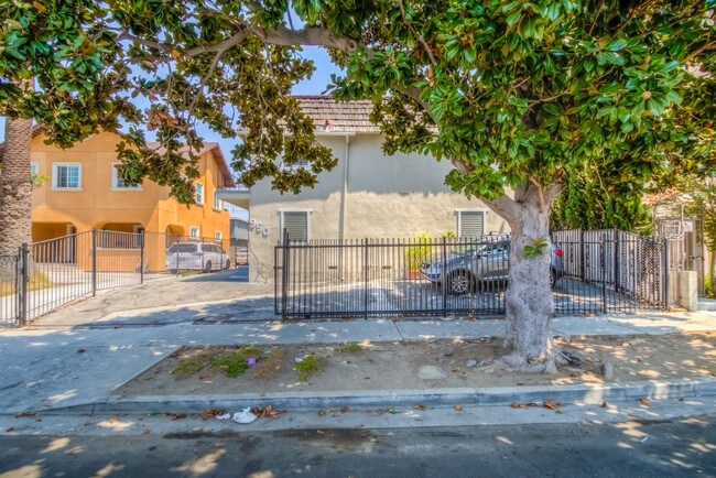 Building Photo - 950 S Gramercy Dr