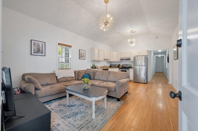 Foto del edificio - Awesome Three Bedroom One Bath Home - Downtown Charleston - Excellent Location!