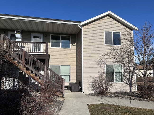 Building Photo - 2 Bed / 1 Bath Upstairs Condo with Garage. Convenient location