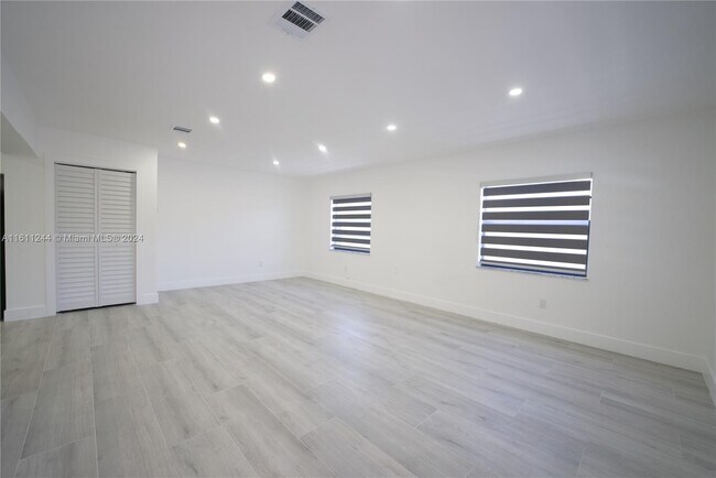 Foto del edificio - 1022 E 18th St