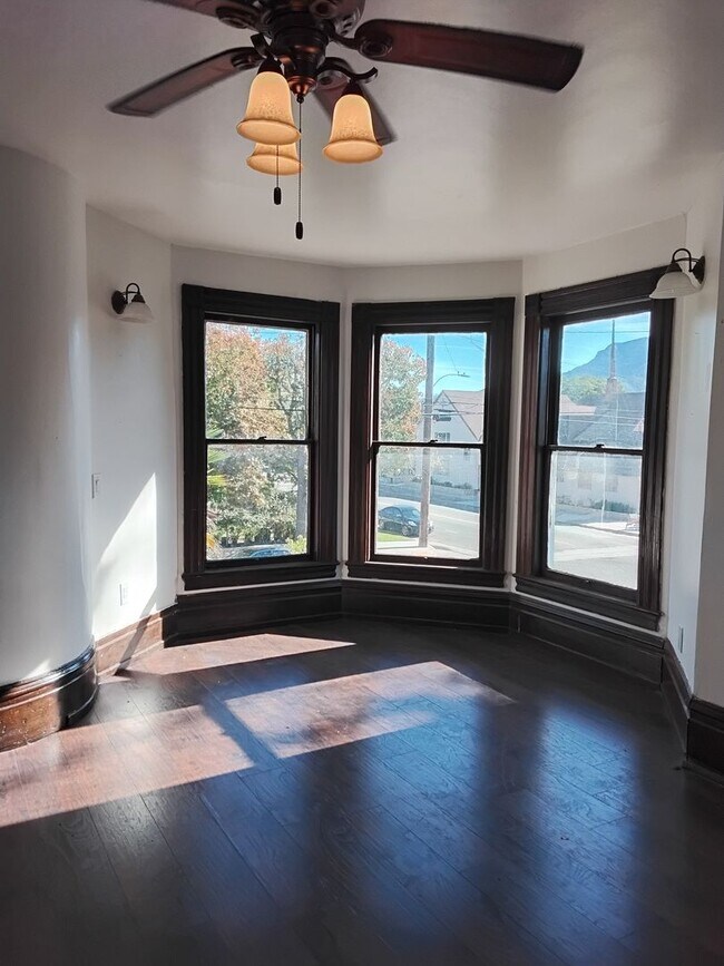 Foto del edificio - Golden Sails Property Group LLC -933 E. Santa Paula St