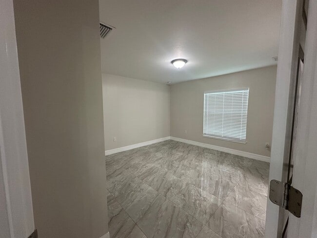 Foto del edificio - 856-858 Milwaukee Blvd