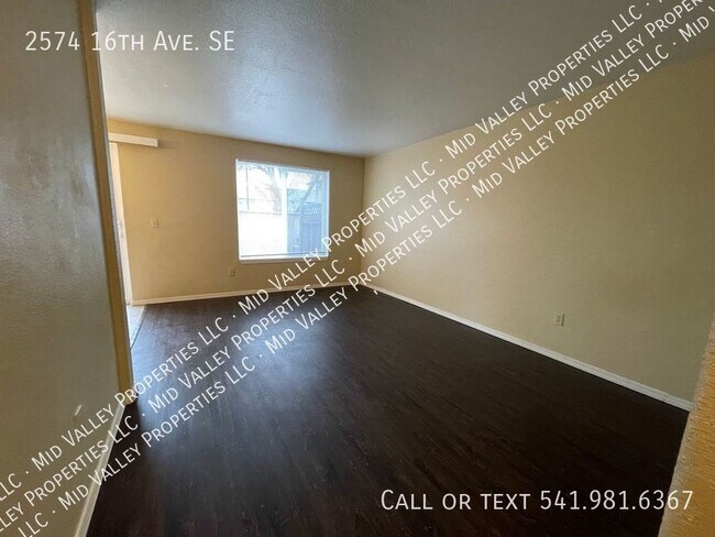 Foto del edificio - Three Bedroom Home in Triplex Available Im...