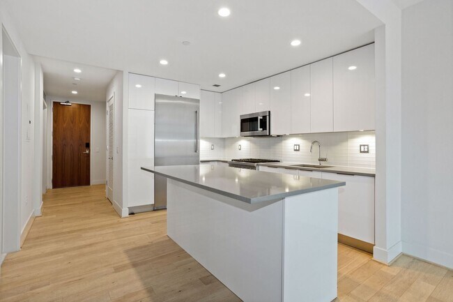 Building Photo - 1 Bed Plus Den 1 Bath! Pets Welcome! Pool!