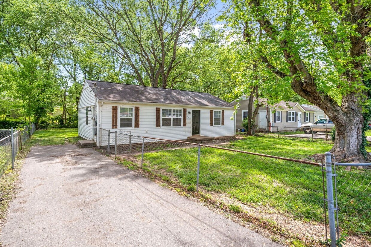 Primary Photo - 3 Bedroom Pet Friendly Home For Rent Close...