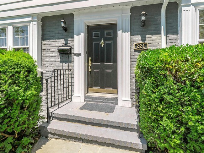 Foto del edificio - 221 Manhasset Ave