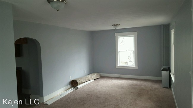 Building Photo - 3 br, 1 bath Apartment - 502 Oak Hill