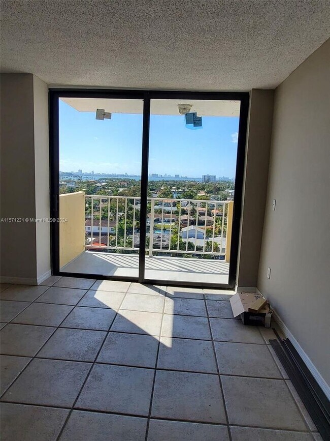Foto del edificio - 2350 NE 135th St