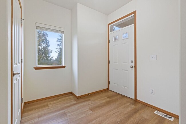 Building Photo - Beautiful 3 Story Home in Napavine