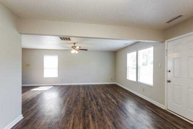 Foto del edificio - 6647 Wicked Oak Ln