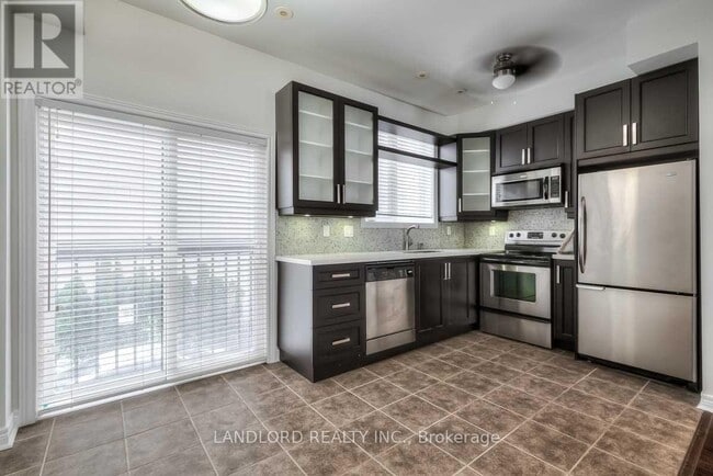 Building Photo - 557 Shuter St