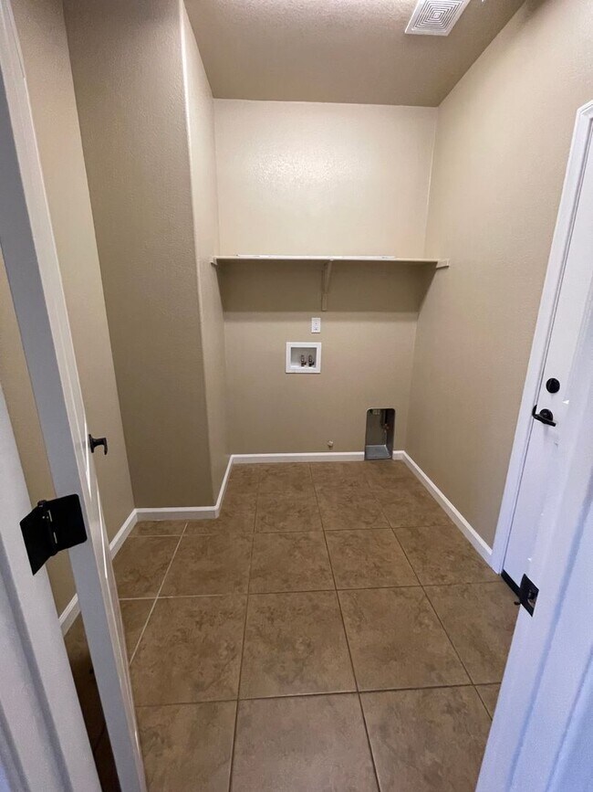 Foto del edificio - Kiley Ranch 3 bedroom 2 bath- Available NOW