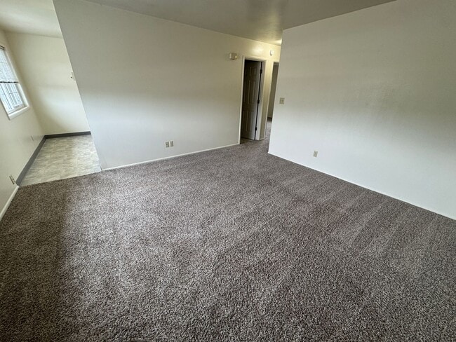 Building Photo - (964) 2 Bedroom / 1 Bathroom