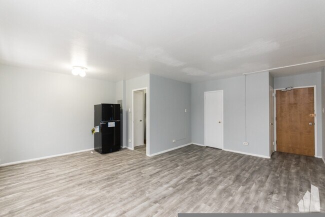 Building Photo - 7333 N Ridge Blvd