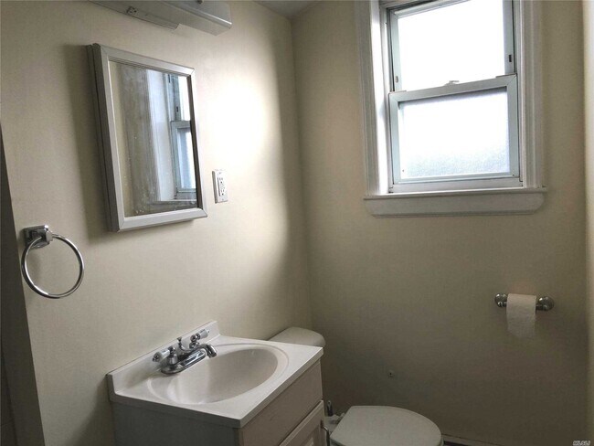 Foto del edificio - 2420 Bennett Ave