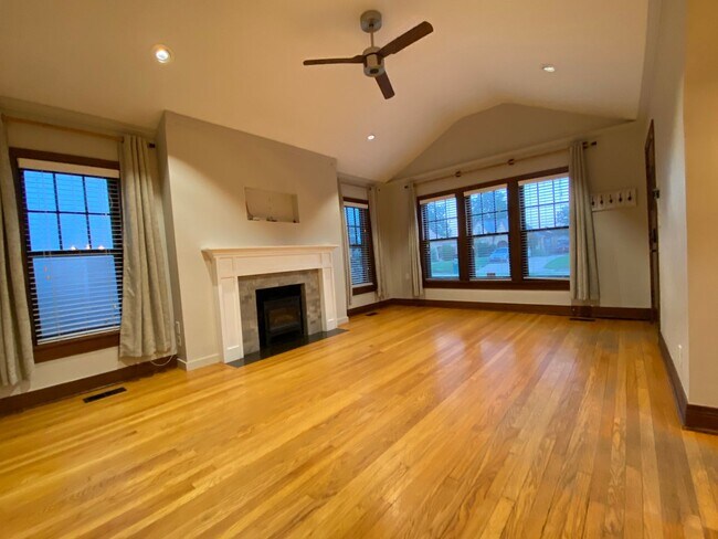 Foto del edificio - 2 Bedroom 2 Bathroom plus Bonus Room with ALL Appliances Included