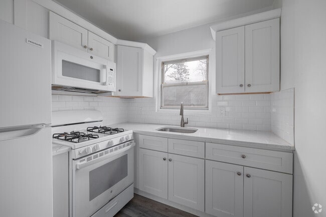 1BR, 1BA - 648SF - Kitchen - Elmwood Terrace Apartments