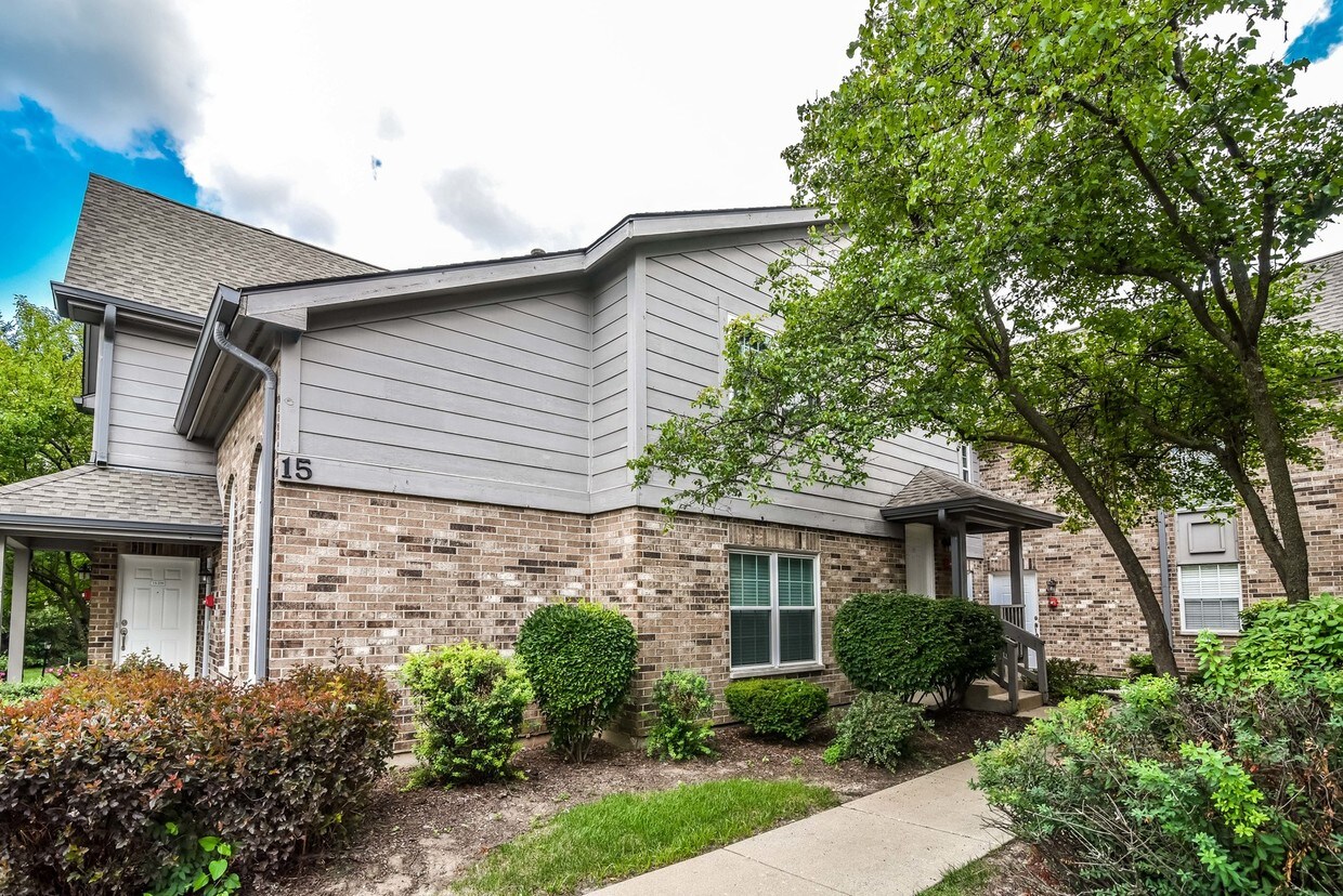15 Foxcroft Rd, Naperville, IL 60565 Condo for Rent in Naperville, IL