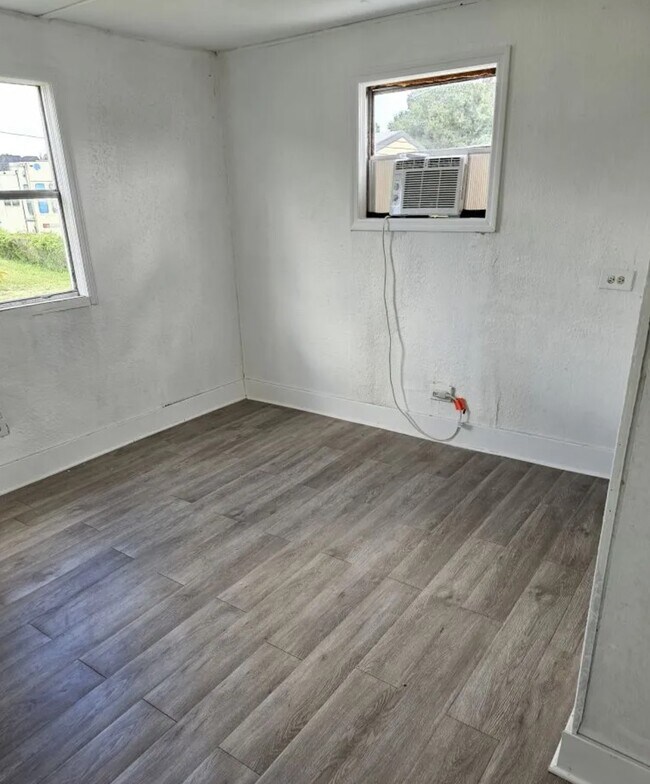 Building Photo - 15530 Mapletree Dr
