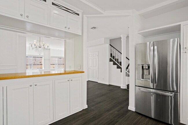 Foto del edificio - 850 N Poinsettia Pl