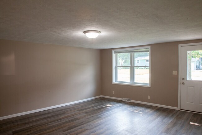 Building Photo - 2412 S Lake Sharon Rd